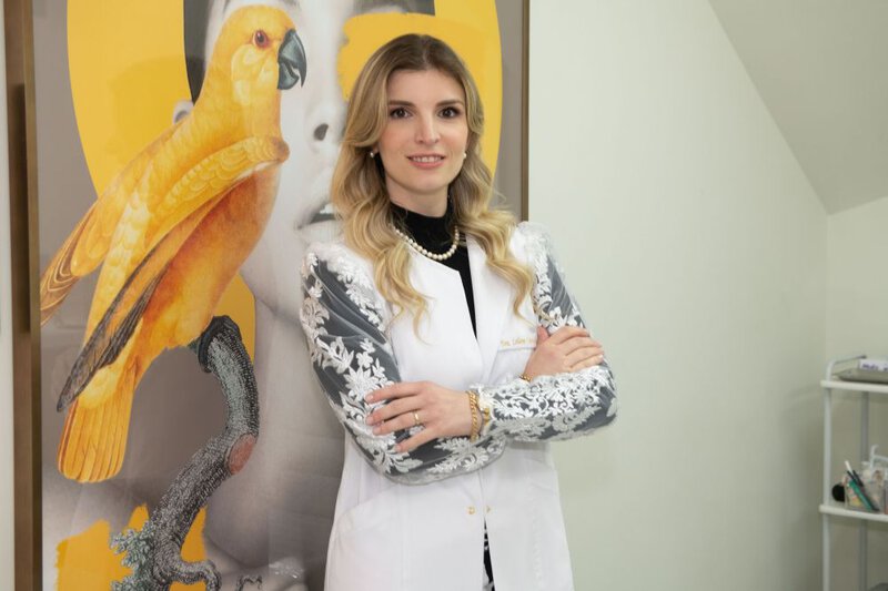 Dra. Leilane Velloni Catricala — Médica Dermatologista