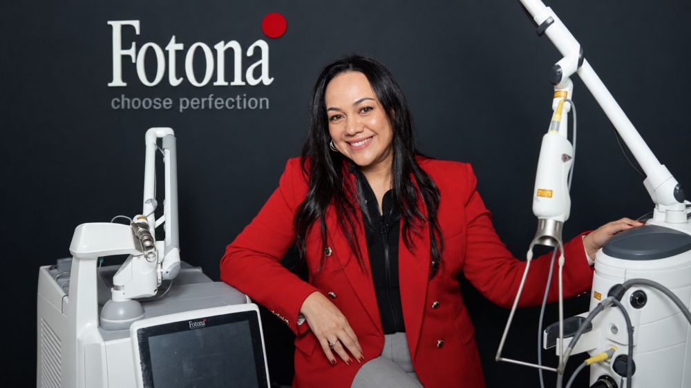 Sala de tratamentos com equipamentos Fotona na Clínica Leilane Catricala