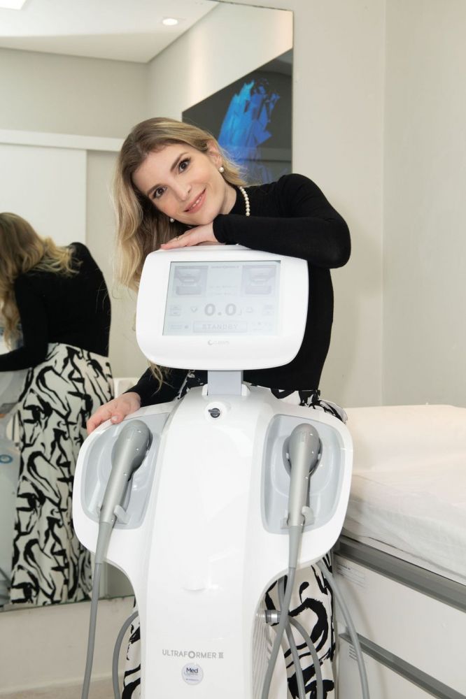 Dra. Leilane Catricala junto ao Ultraformer III