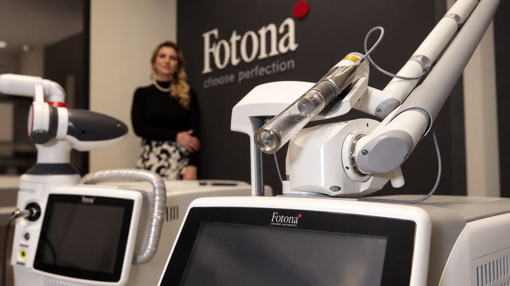 Dra. Leilane Catricala entre equipamentos Fotona na clínica