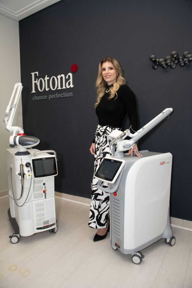 Dra. Leilane Catricala junto a equipamentos Fotona