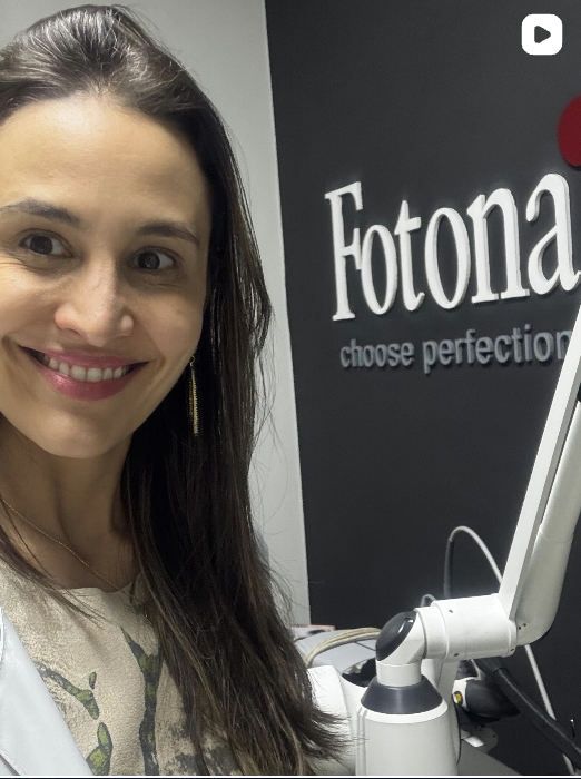 Dra. Tatiana Schmuziger, médica cirurgiã vascular, ao lado de equipamento Fotona